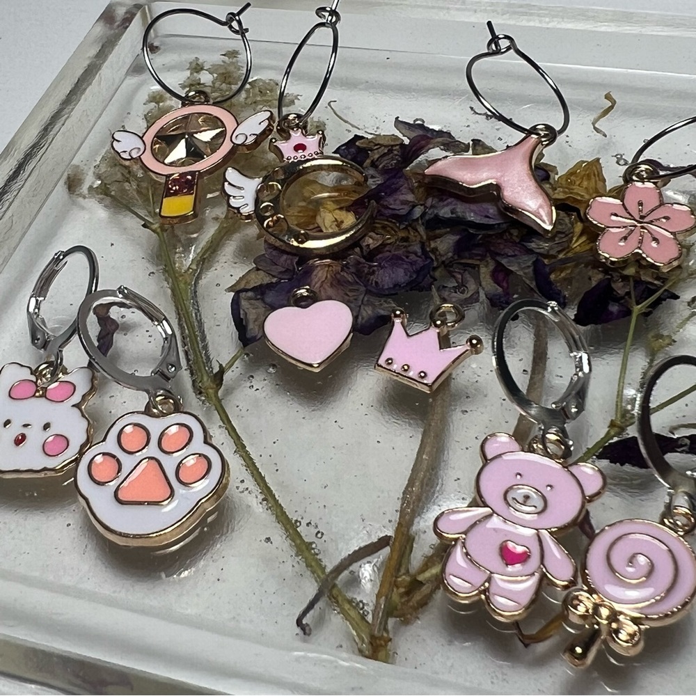 Kawaii Mismatched Earrings (red/pink)